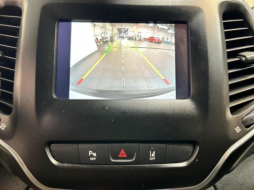 Bright White Clearcoat 2021 Jeep Cherokee Latitude