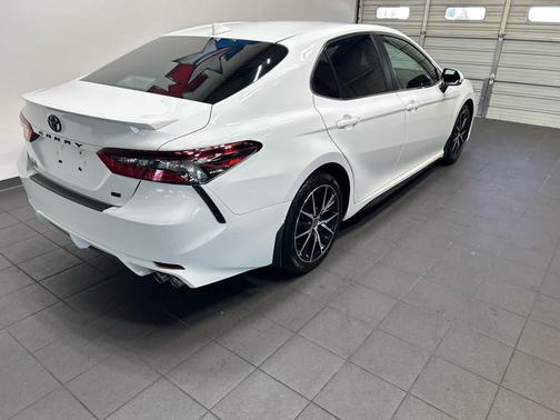 Ice Cap 2023 Toyota Camry SE