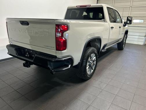 White Sands 2026 Chevrolet Silverado 2500 Custom