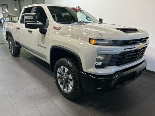 White Sands 2026 Chevrolet Silverado 2500 Custom
