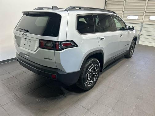 Silver Zynith Clearcoat 2026 Jeep Cherokee Laredo 4x4