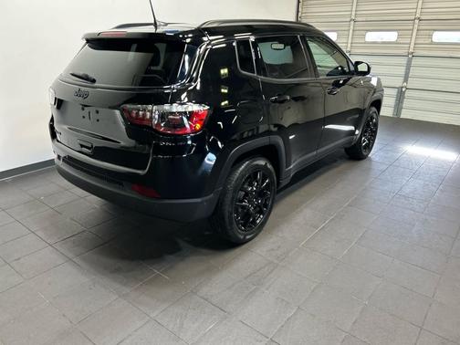 Diamond Black Crystal Pearlcoat 2024 Jeep Compass Latitude