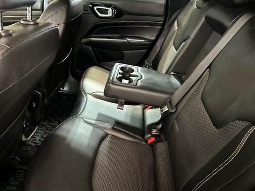 Diamond Black Crystal Pearlcoat 2024 Jeep Compass Latitude