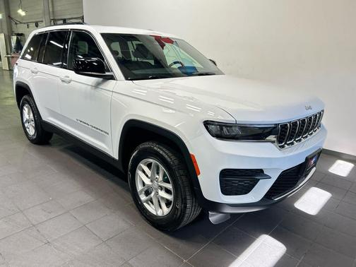 Bright White Clearcoat 2026 Jeep Grand Cherokee Laredo