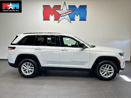 Bright White Clearcoat 2026 Jeep Grand Cherokee Laredo