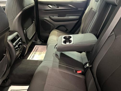 Bright White Clearcoat 2026 Jeep Grand Cherokee Laredo