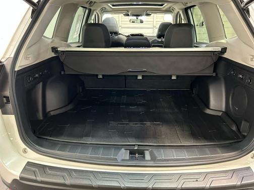 Crystal White Pearl 2022 Subaru Forester Touring