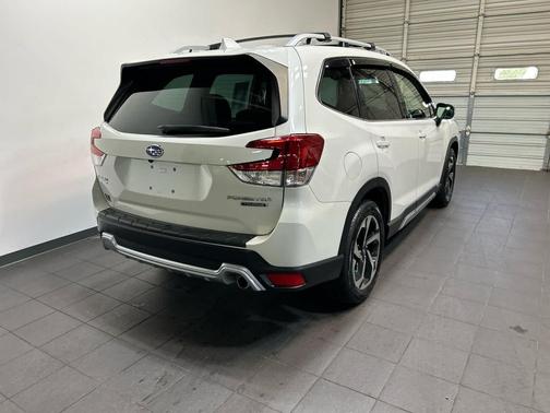 Crystal White Pearl 2022 Subaru Forester Touring