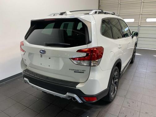 Crystal White Pearl 2022 Subaru Forester Touring