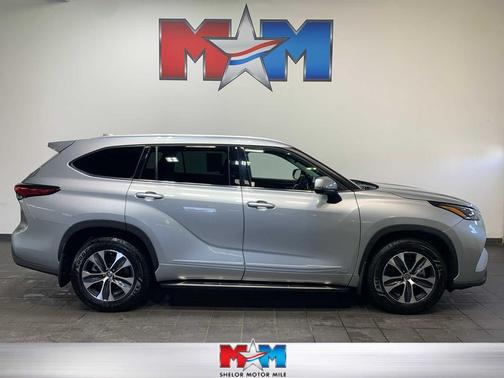 2022 Toyota Highlander Hybrid XLE