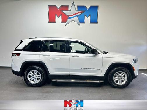 Bright White Clearcoat 2023 Jeep Grand Cherokee Laredo