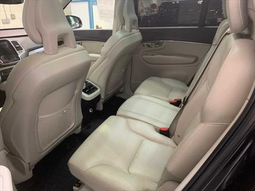 2020 Volvo XC90 T6 Momentum