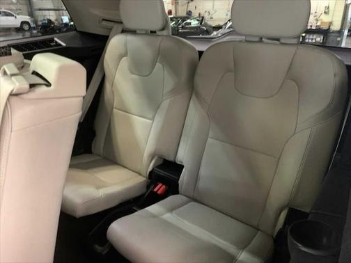 2020 Volvo XC90 T6 Momentum