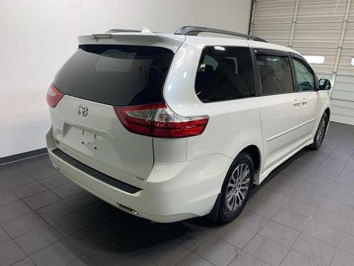 2019 Toyota Sienna XLE