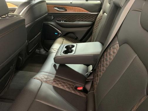 2023 Jeep Grand Cherokee Summit