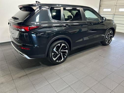 Black Diamond 2023 Mitsubishi Outlander SE S-AWC