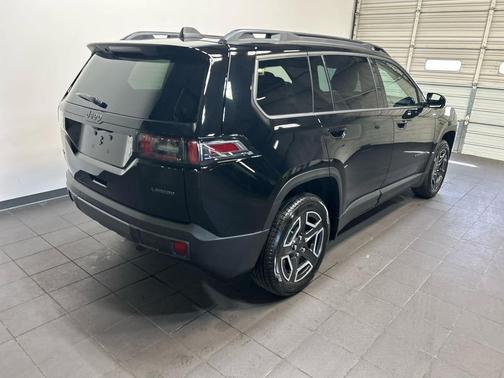Diamond Black Crystal Pearlcoat 2026 Jeep Cherokee Laredo 4x4