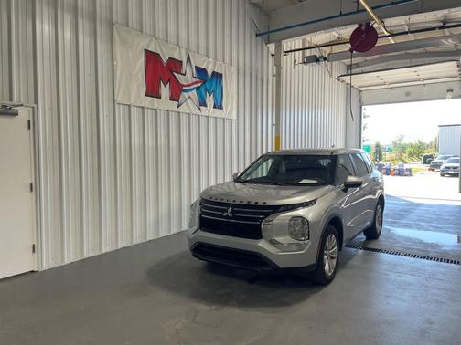 Alloy Silver Metallic 2025 Mitsubishi Outlander ES S-AWC