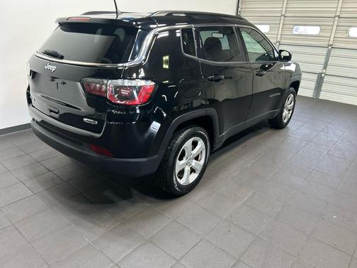 Diamond Black Crystal Pearlcoat 2018 Jeep Compass Latitude