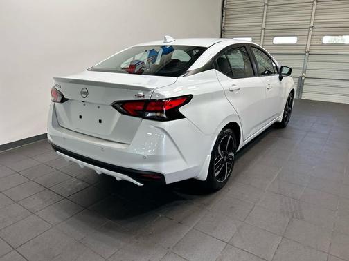 Aspen White Tricoat 2025 Nissan Versa 1.6 S