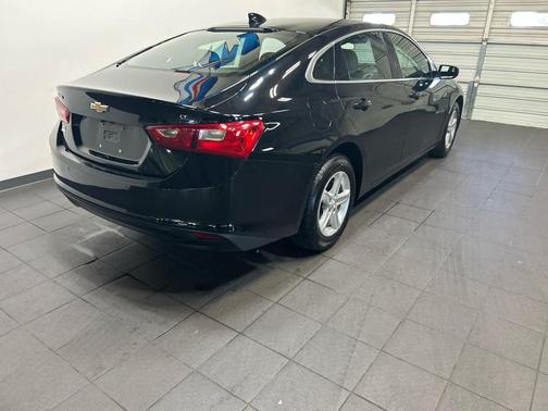 Mosaic Black Metallic 2024 Chevrolet Malibu FWD 1LT