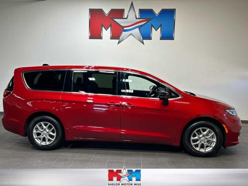 Red Hot Pearlcoat 2025 Chrysler Pacifica L