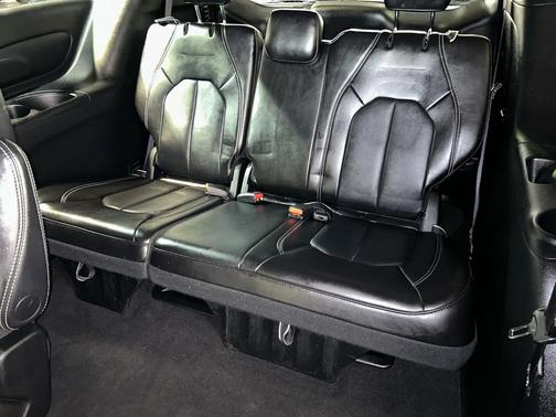 Red Hot Pearlcoat 2025 Chrysler Pacifica L
