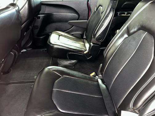 Red Hot Pearlcoat 2025 Chrysler Pacifica L
