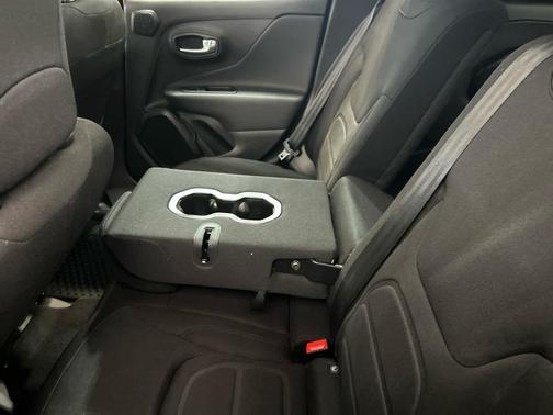 Alpine White Clearcoat 2022 Jeep Renegade Latitude