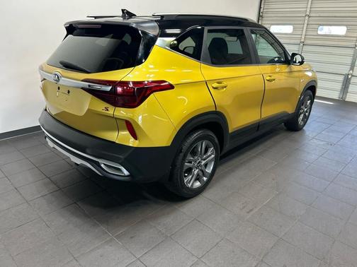 Starbright Yellow/Black Roof 2021 Kia Seltos S
