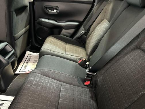 Platinum White Pearl 2027 Honda HR-V LX