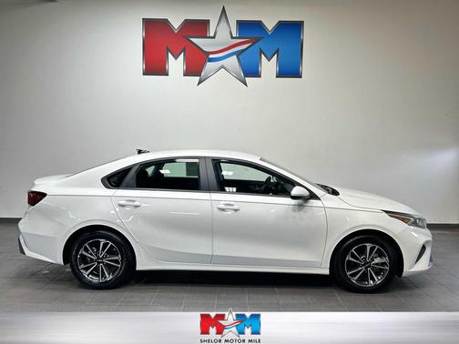 Snow White Pearl 2024 Kia Forte LXS
