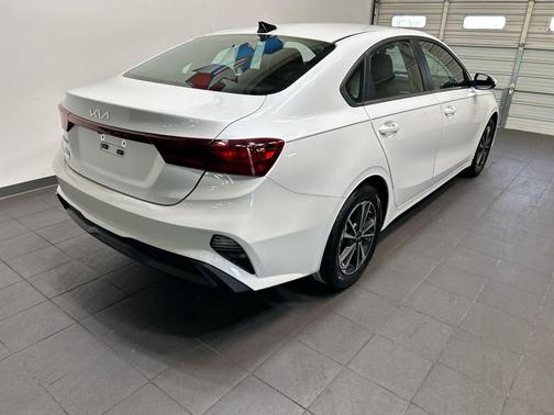 Snow White Pearl 2024 Kia Forte LXS
