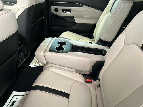 Platinum White Pearl 2026 Honda Pilot Touring 8-Passenger