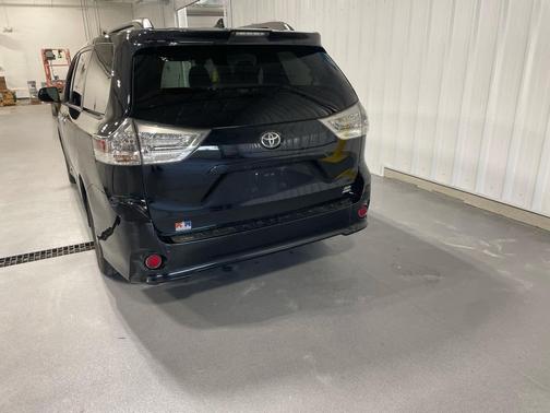 Midnight Black Metallic 2019 Toyota Sienna SE