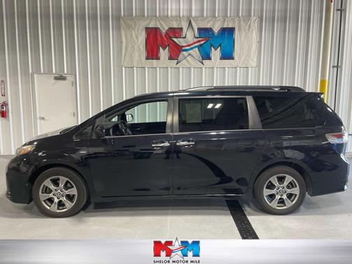 Midnight Black Metallic 2019 Toyota Sienna SE