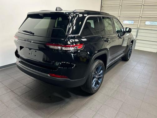 Diamond Black Crystal Pearlcoat 2026 Jeep Grand Cherokee 85th Anniversay Edition 4x4