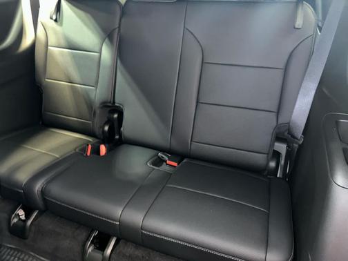 Mosaic Black Metallic 2026 Chevrolet Traverse LT