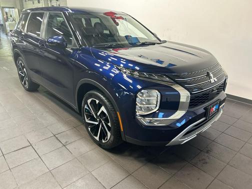 Cosmic Blue Metallic 2024 Mitsubishi Outlander SE 2.5 S-AWC