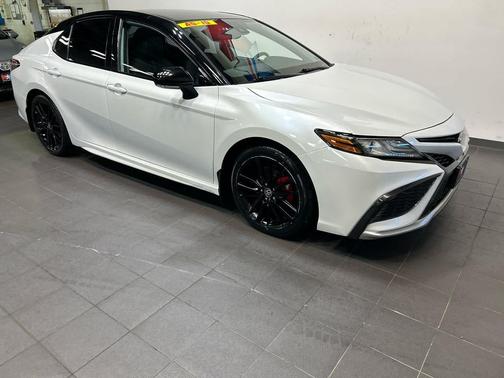 Wind Chill Pearl/Midnight Black Metallic 2021 Toyota Camry XSE