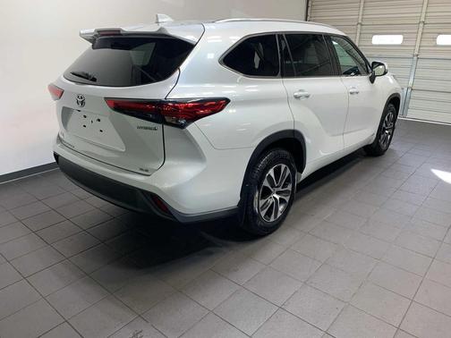2022 Toyota Highlander Hybrid XLE