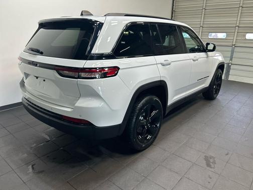 Bright White Clearcoat 2023 Jeep Grand Cherokee Altitude