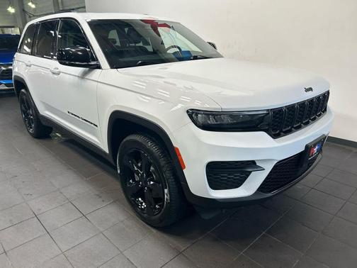 Bright White Clearcoat 2023 Jeep Grand Cherokee Altitude