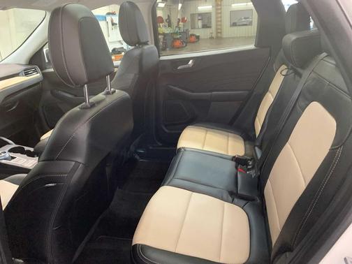 STAR WHITE METALLIC TRI-COAT 2022 Ford Escape Titanium