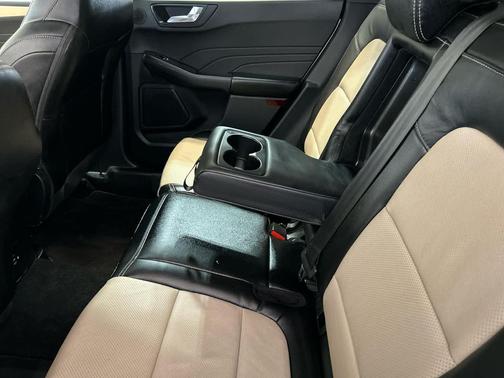 STAR WHITE METALLIC TRI-COAT 2022 Ford Escape Titanium