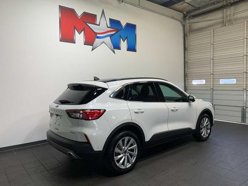 STAR WHITE METALLIC TRI-COAT 2022 Ford Escape Titanium