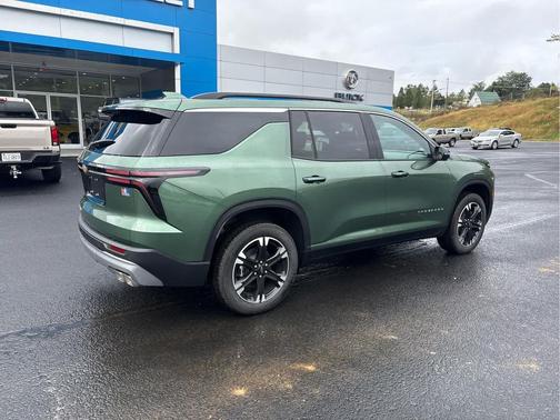 Trillium Green Metallic 2027 Chevrolet Traverse LT