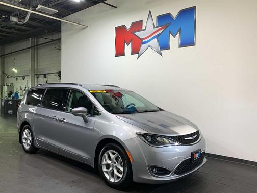 Billet Silver Metallic Clearcoat 2017 Chrysler Pacifica Touring-L