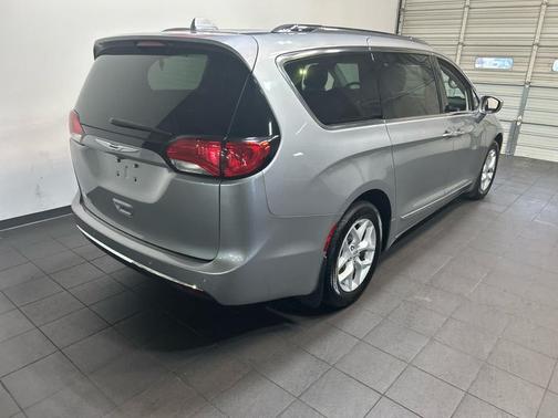 Billet Silver Metallic Clearcoat 2017 Chrysler Pacifica Touring-L