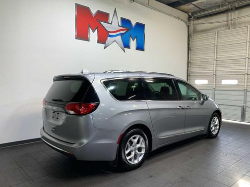 Billet Silver Metallic Clearcoat 2017 Chrysler Pacifica Touring-L